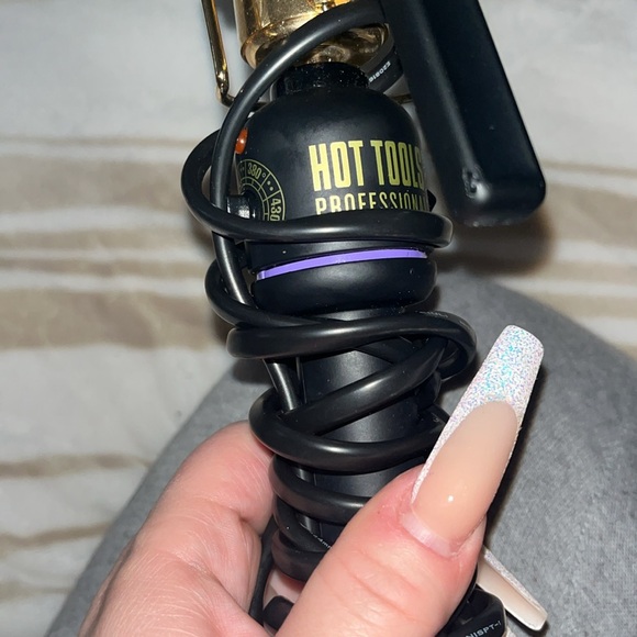 HOT TOOLS CURLING IRON - Picture 2 of 3